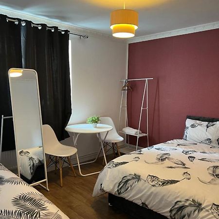 Private Room With Two Beds Near Central London Exterior foto