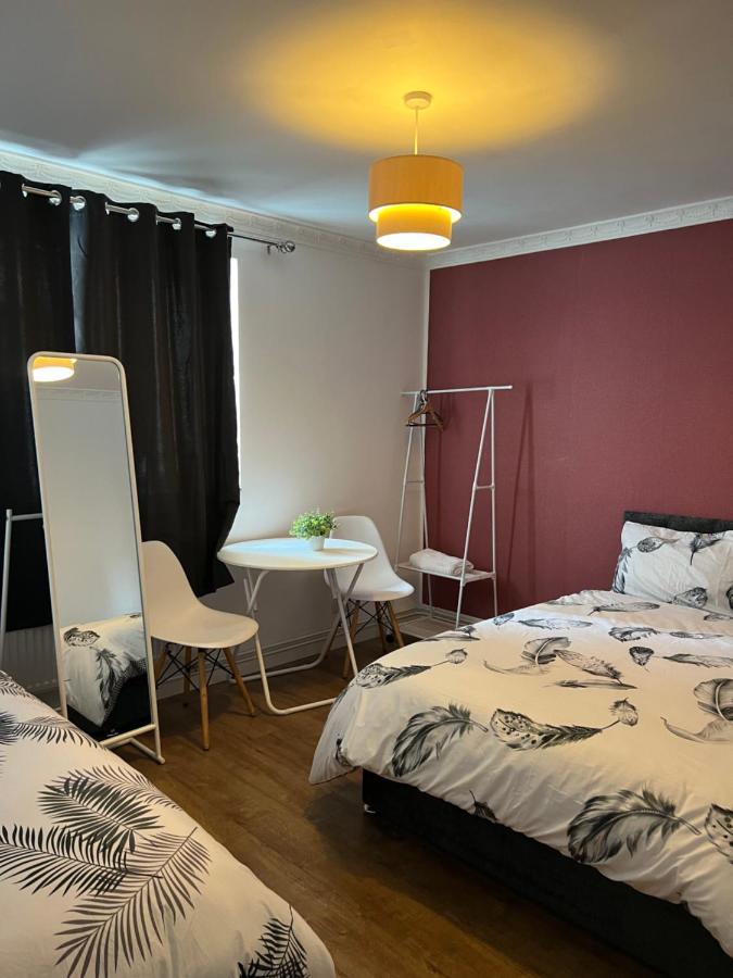Private Room With Two Beds Near Central London Exterior foto
