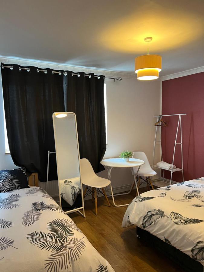 Private Room With Two Beds Near Central London Exterior foto