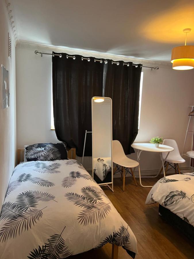 Private Room With Two Beds Near Central London Exterior foto