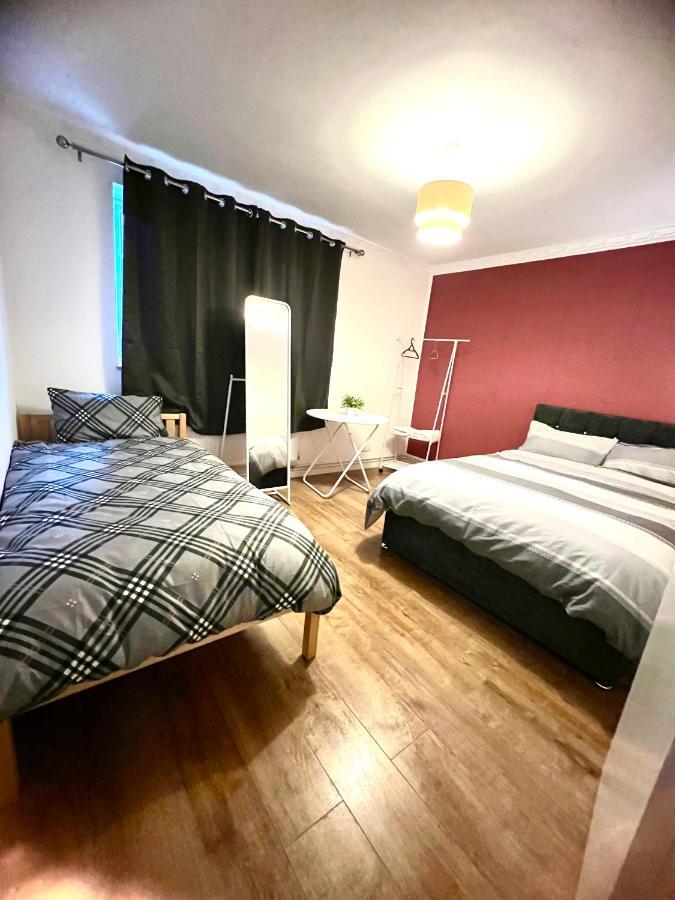 Private Room With Two Beds Near Central London Exterior foto