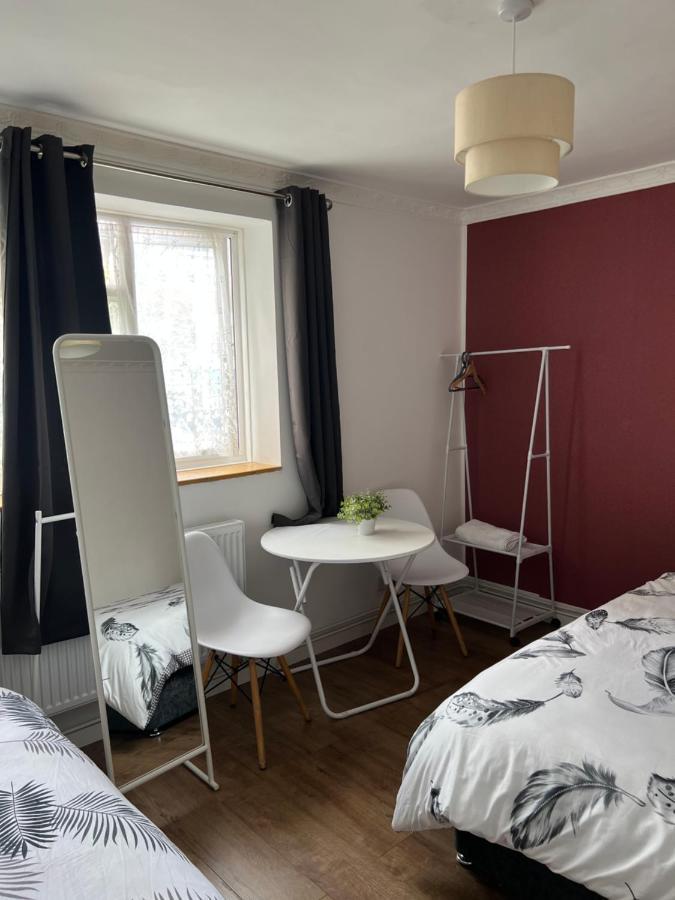Private Room With Two Beds Near Central London Exterior foto