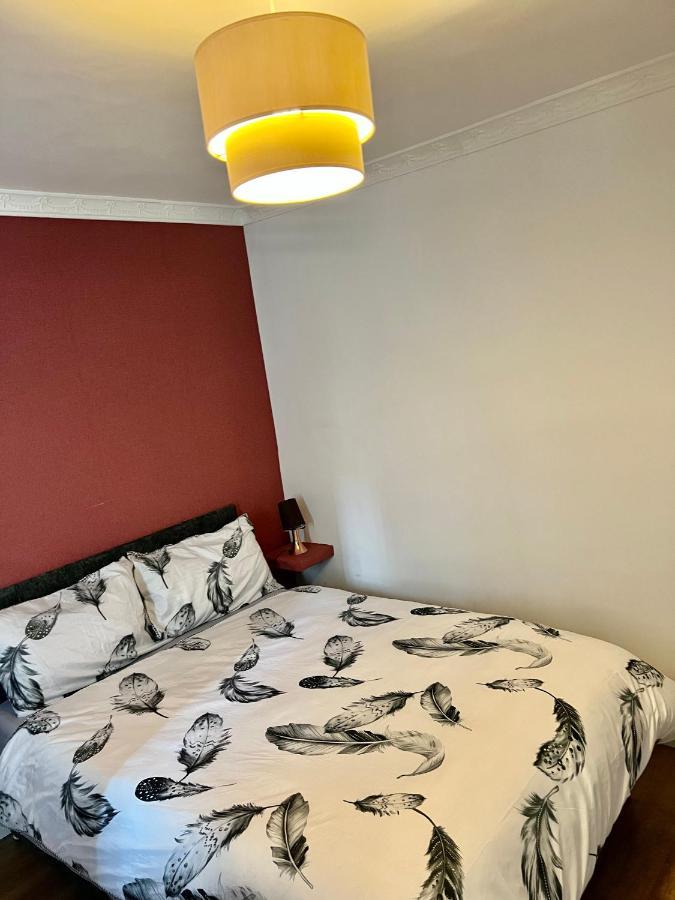 Private Room With Two Beds Near Central London Exterior foto
