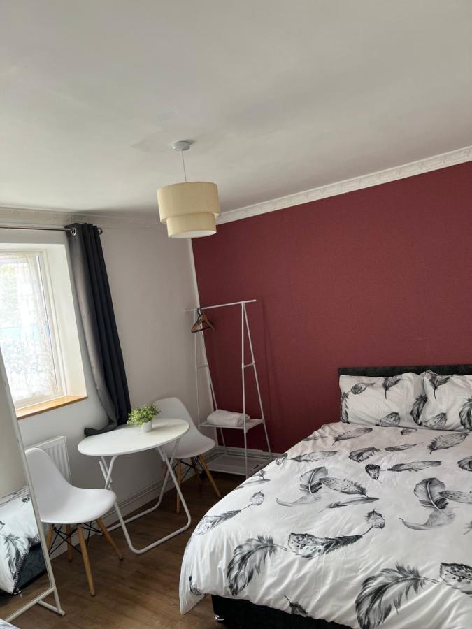 Private Room With Two Beds Near Central London Exterior foto